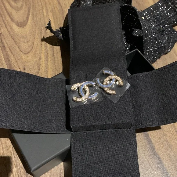 Absolutely stunning authentic brand new Chanel studs blue /crystals cc earrings - Picture 4 of 9